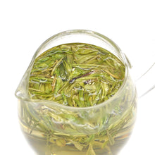 لاد داس بيلد في دن غاليري المشاهد، تشا وو-أنجيبايتشا الشاي الأخضر، الشاي الأخضر الصيني ورقة فضفاضة.
